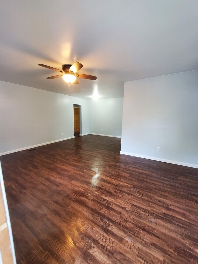 Building Photo - 5629 Sandy Dr