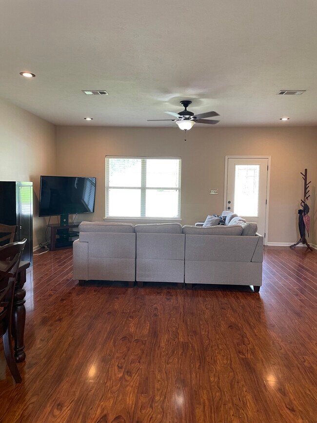 Foto del edificio - 1206 Willow Cir
