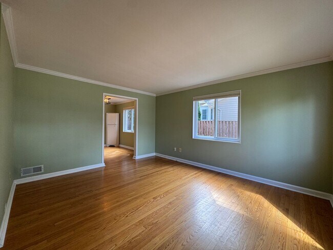 Building Photo - Beautiful 2 Bed 2 Bath Semi-Detached Brick...