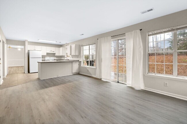 Building Photo - Experience a comfortable 3-bedroom, 3-bathroom single-family house.