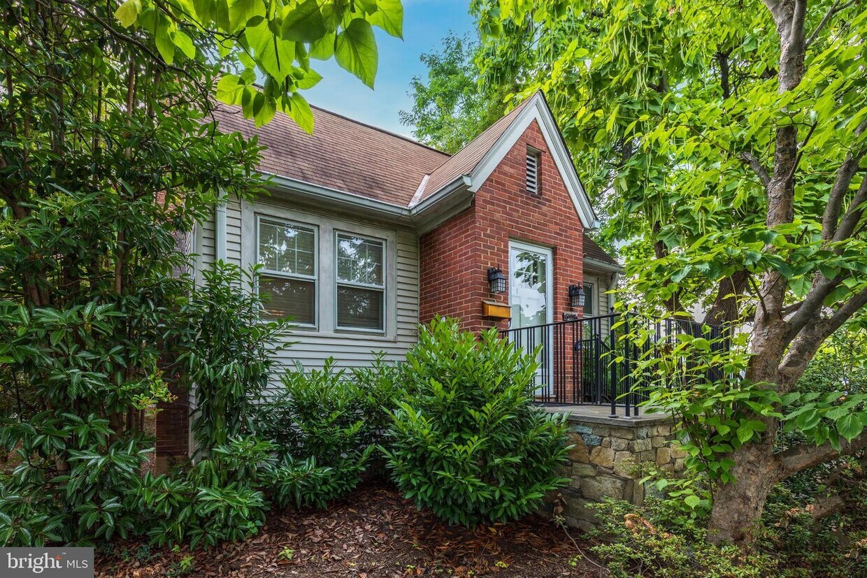 Primary Photo - 818 N Edgewood St