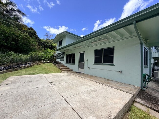 Building Photo - Spacious 2 Bedroom / 2 Bathroom Pet-Friendly Home in Moanalua Valley