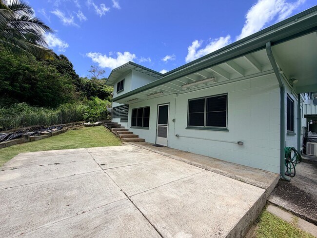 Foto del edificio - Spacious 2 Bedroom / 2 Bathroom Pet-Friendly Home in Moanalua Valley