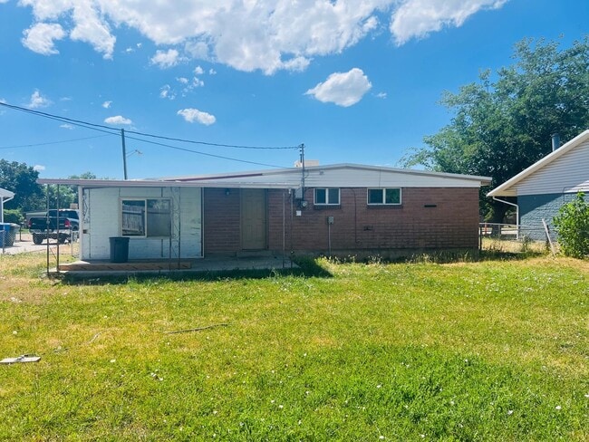 Building Photo - Newly remodeled home, new flooring and paint throughout