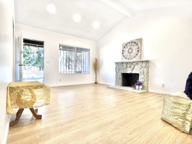 Foto del edificio - 2365 Fallingtree Dr