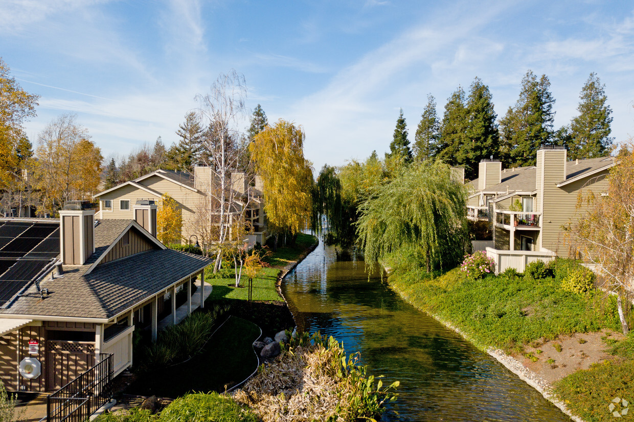 Vista aérea del lago - Amador Lakes Apartments