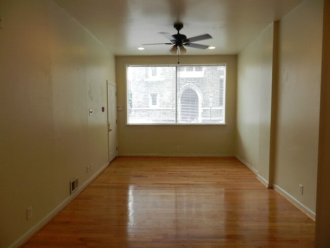 Building Photo - Beautiful 1 BR w/ in unit WASHER / DRYER a...