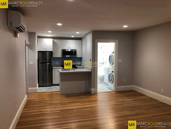 Building Photo - 252 Newbury St