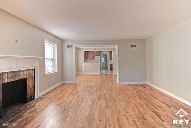 Building Photo - 3 br, 2 bath Townhome - 4121 E Douglas Ave