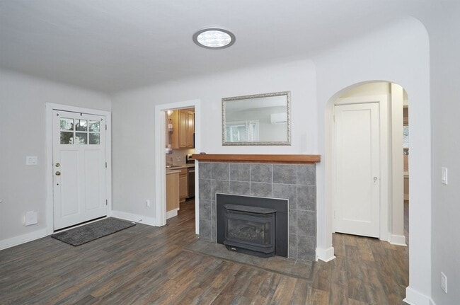 Building Photo - Prime Fircrest Location — Comfortable 2-Bedroom Home for Rent