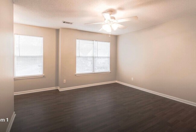 Building Photo - 3 Bedroom 2.5 Bath Crestview Townhome!