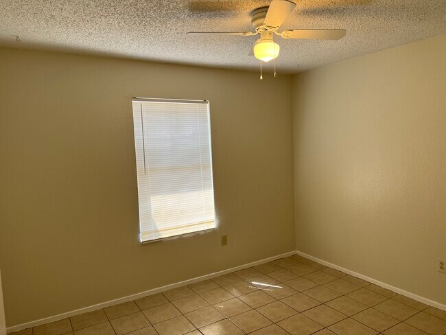 Foto del edificio - 1615 Windsong Ln
