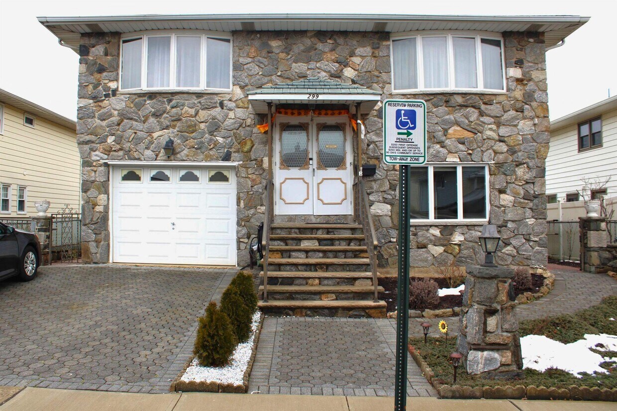 299 Julianne Terrace, Secaucus, NJ 07094 Room for Rent in Secaucus