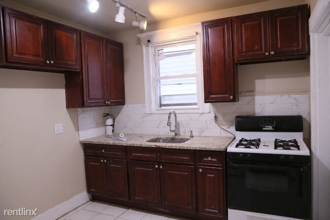 Building Photo - 4 br, 2 bath Apartment - 43 Cherry St 2nd FL