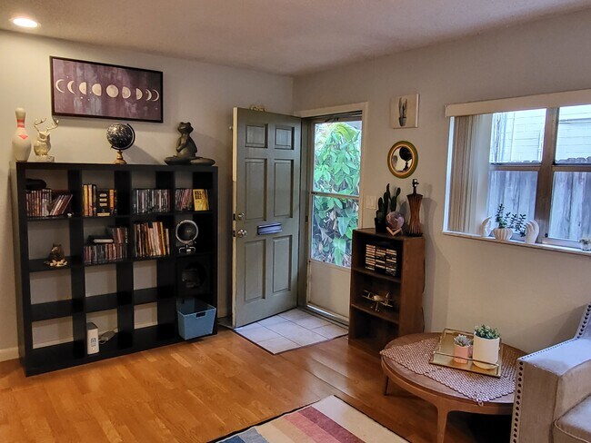 Una de las 2 entradas a la propiedad. - 1210 E Jackson St