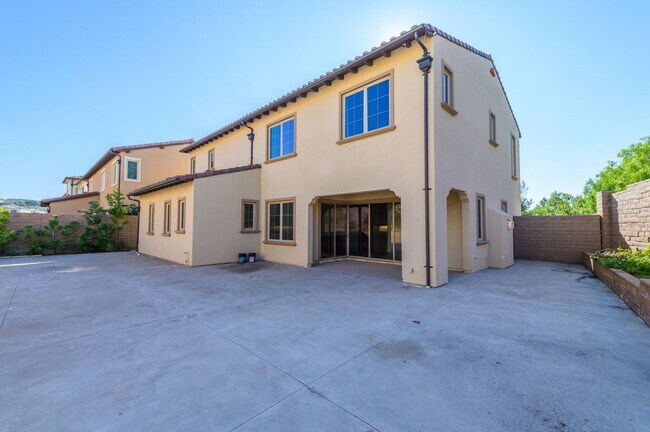Building Photo - 51 Diamond Flats