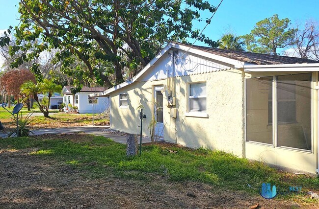 Building Photo - 2-bedroom, 1-bathroom house located in the...
