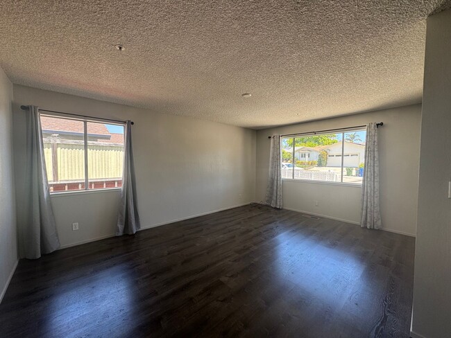 Foto del edificio - BRIGHT CORNER HOME WITH SPACIOUS BACKYARD ...
