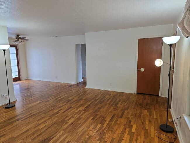 Building Photo - 3 Bedroom 1.5 bath home located in the bea...