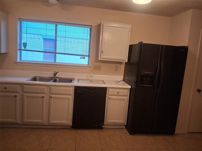 Foto del edificio - 1402 River Rock Dr