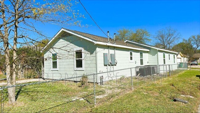 Building Photo - 710E Adoue St