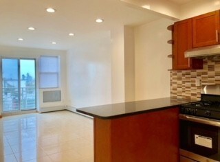 Building Photo - 3 BEDROOM 1040 FT + NEW KITCHEN $2580