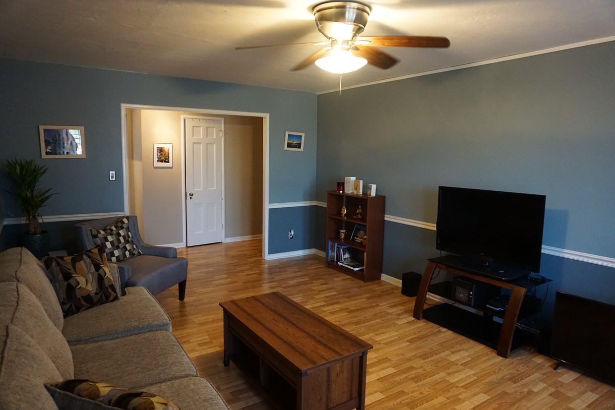 living room - 13400 Shaker Blvd