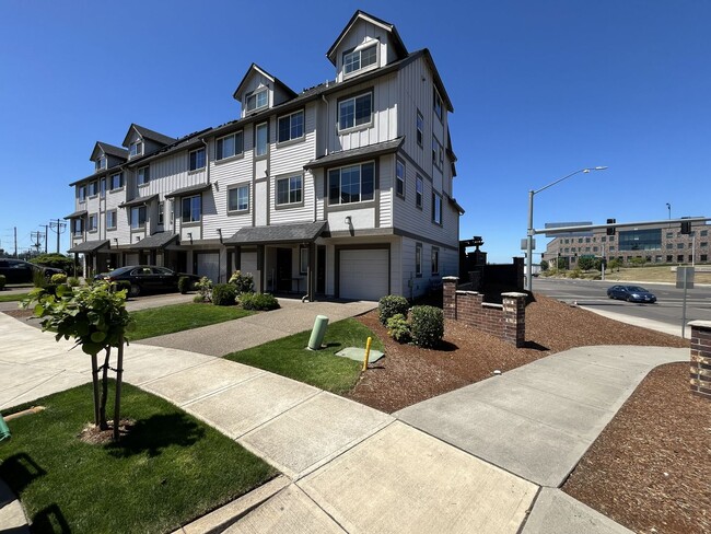 Photo - Stunning Corner-Unit Townhome with 4th Bedroom Private Suite in River Terrace, Bonus Room, Pool, ...