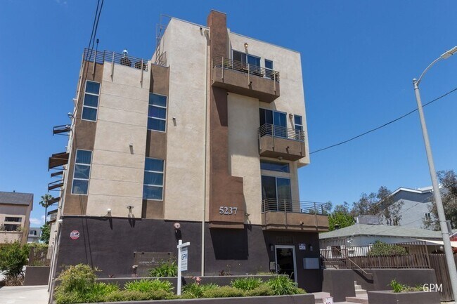 Building Photo - Luxury Town-Home in Prime Location!