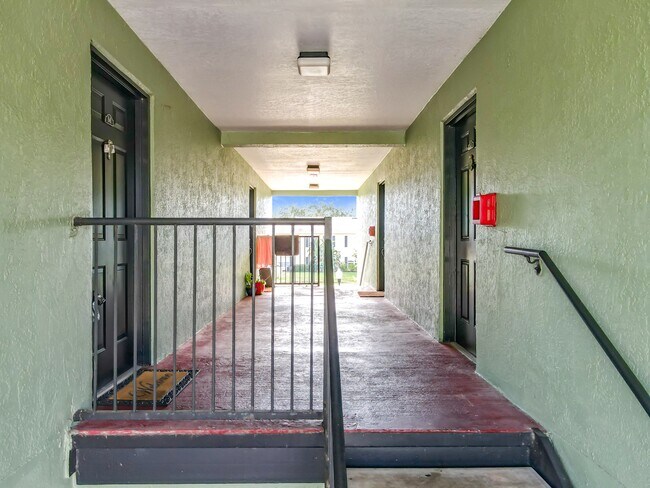Building Photo - 2065 Dixie Belle Dr