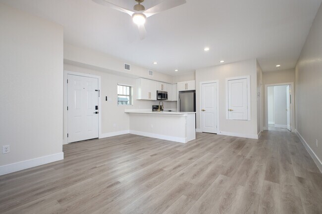 Encimeras de cuarzo, electrodomésticos de acero inoxidable e isla de gran tamaño. - Mistletoe Manor