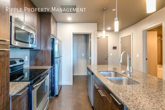 Building Photo - COZY 1 BED/ 1 BATH CONDO IN THE HEART OF D...