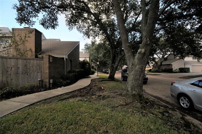 Building Photo - 13952 Hollowgreen Dr