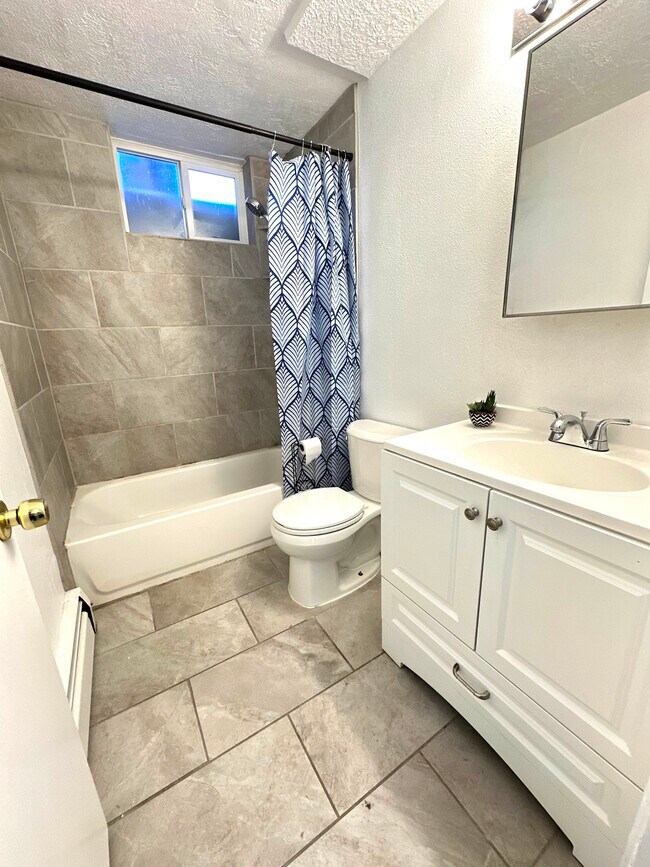 Baño - 1466 S 280 E