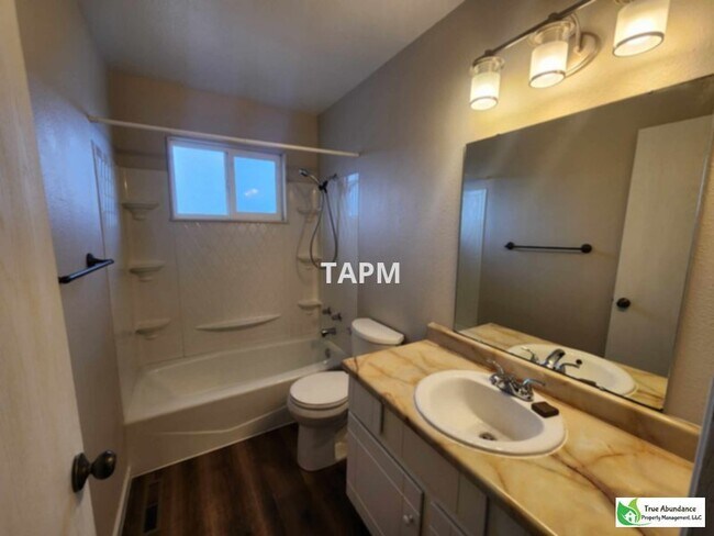 Foto del edificio - Beautiful and Pet Friendly Three Bedroom D...