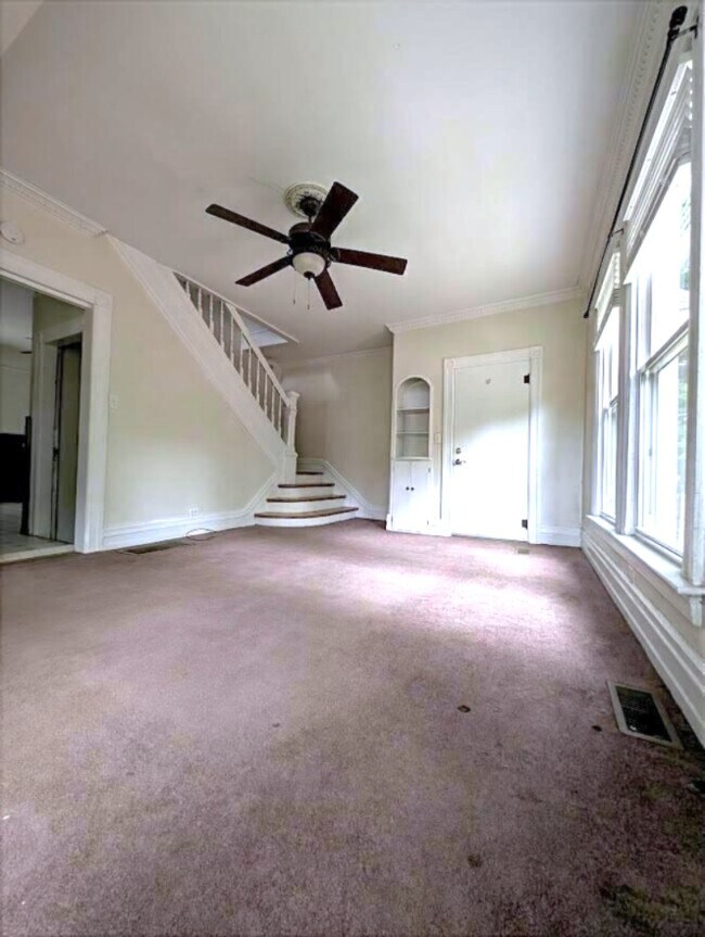 Amplia sala de estar con mucha luz. - 1106 George St