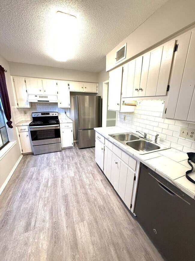 Foto del edificio - ** 3 bed 2.5 bath townhouse located by ACA ** Call our self showing number to schedule a tour 334...