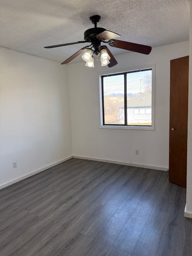 Foto del edificio - 411 E 1st St