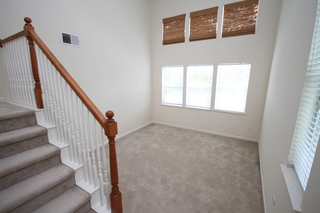 Building Photo - Located in Stonelake, 4 Bed, 2.5 Bath Elk ...