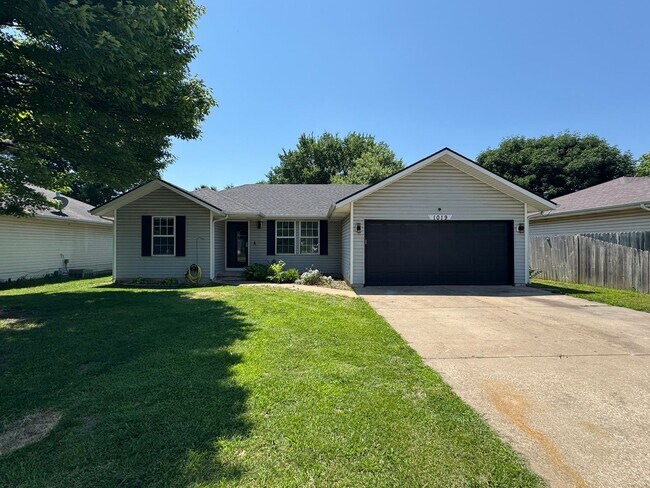 Building Photo - 3 Bedroom | 2 Bathroom | 2 Car garage | La...