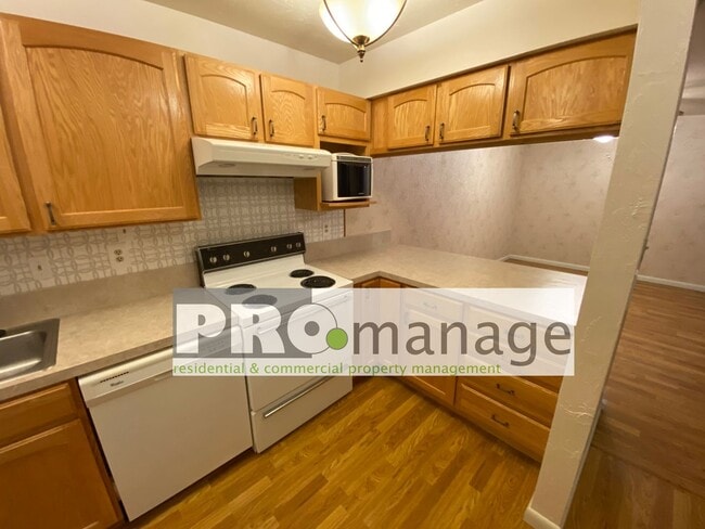 Building Photo - 3bd/2ba condo with gym and pool access