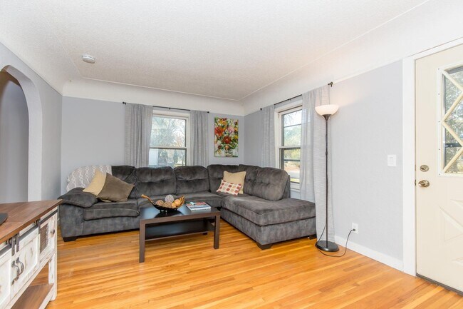 Foto del edificio - 5220 Drew Ave N