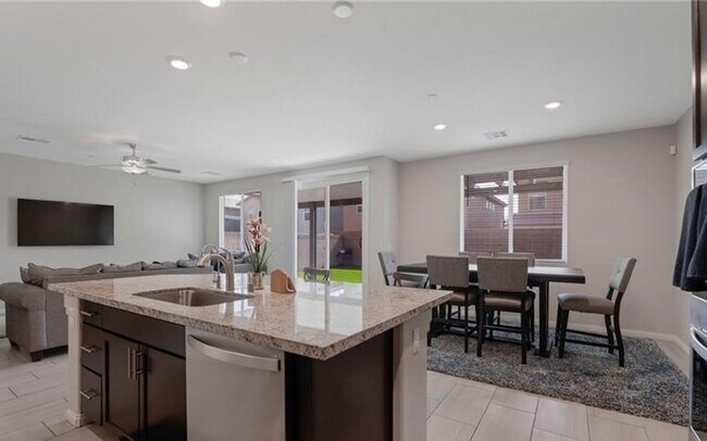 Building Photo - 5/BD 3/BA Modern Home in Cul-de-Sac with Flexible Spaces & Large Backyard