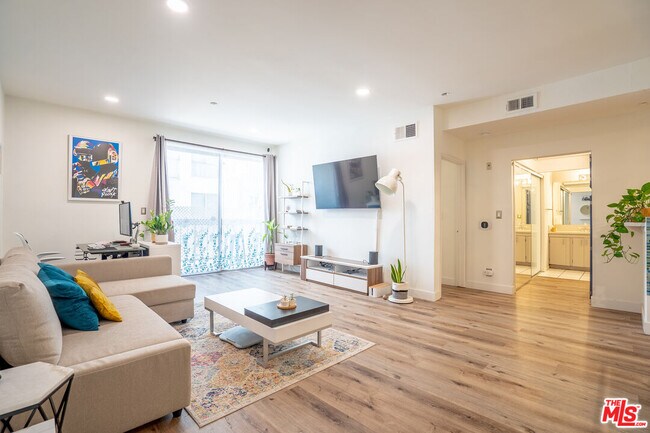 Building Photo - 533 S St Andrews Pl