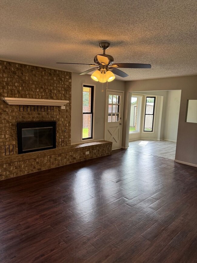 Building Photo - Updated 3-2-2 in Northwest Lubbock Near TC...