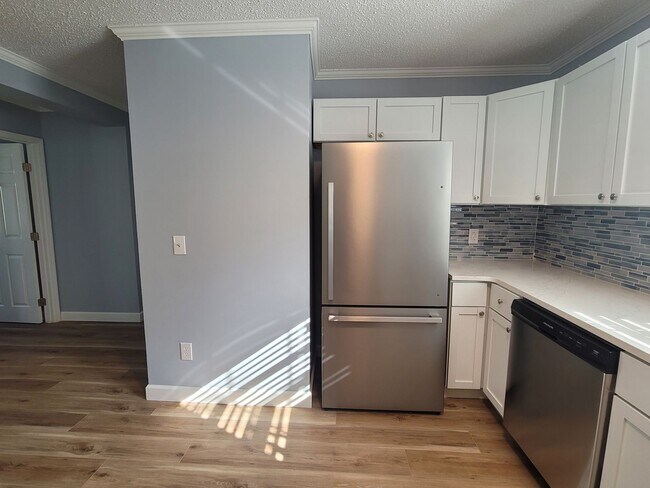 Building Photo - Like New Three Bedroom Home