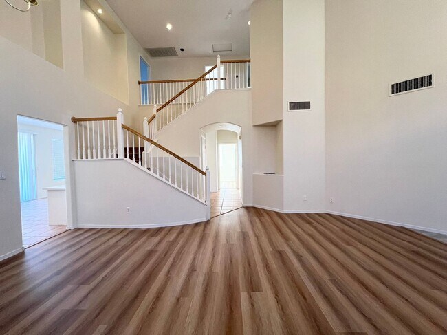 Foto del edificio - Beautiful two-story home with 5 bedrooms