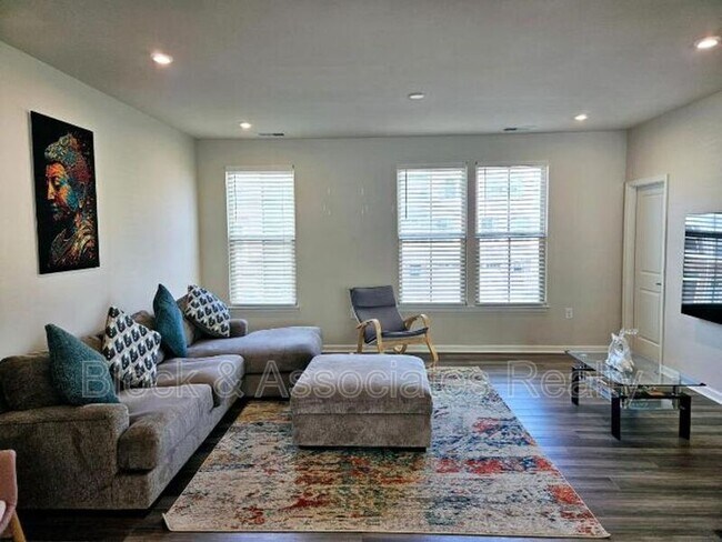 Foto del edificio - 1327 Channing Park Cir
