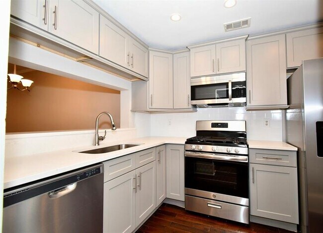 Building Photo - 306 Wedgewood Way