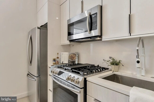 Foto del edificio - 3527 14th St NW